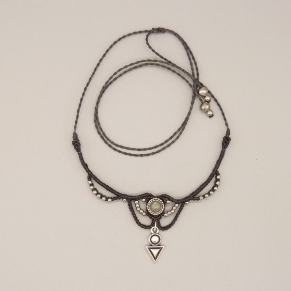 Charcoal grijze micro-macram&eacute; ketting met labradoriet gezet