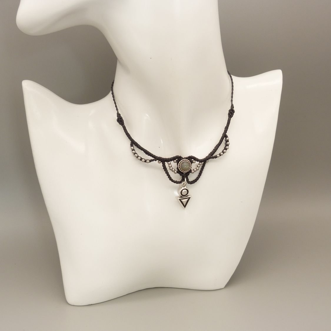 Charcoal grijze micro-macramé ketting met labradoriet gezet