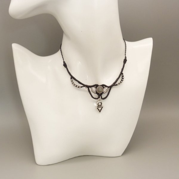 Charcoal grijze micro-macram&eacute; ketting met labradoriet gezet