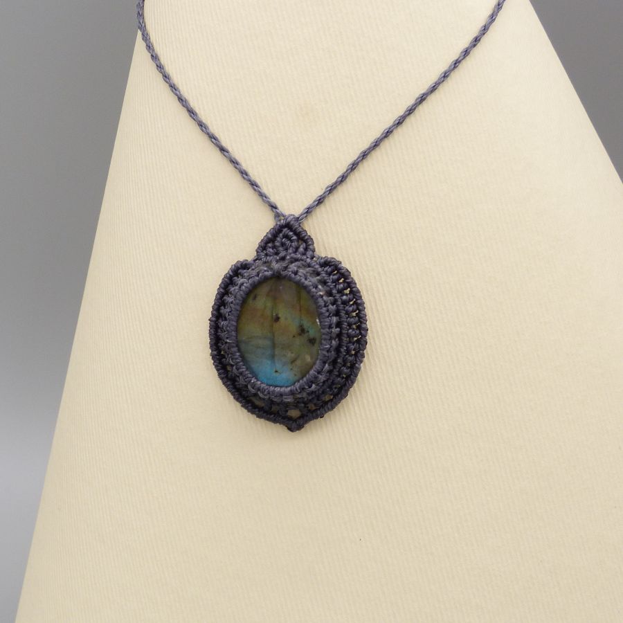 Donkergrijze micro-macramé ketting met een prachtige labradoriet