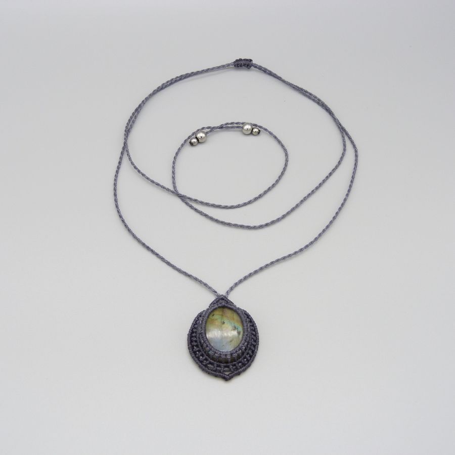 Donkergrijze micro-macramé ketting met een prachtige labradoriet