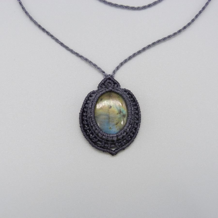 Donkergrijze micro-macramé ketting met een prachtige labradoriet