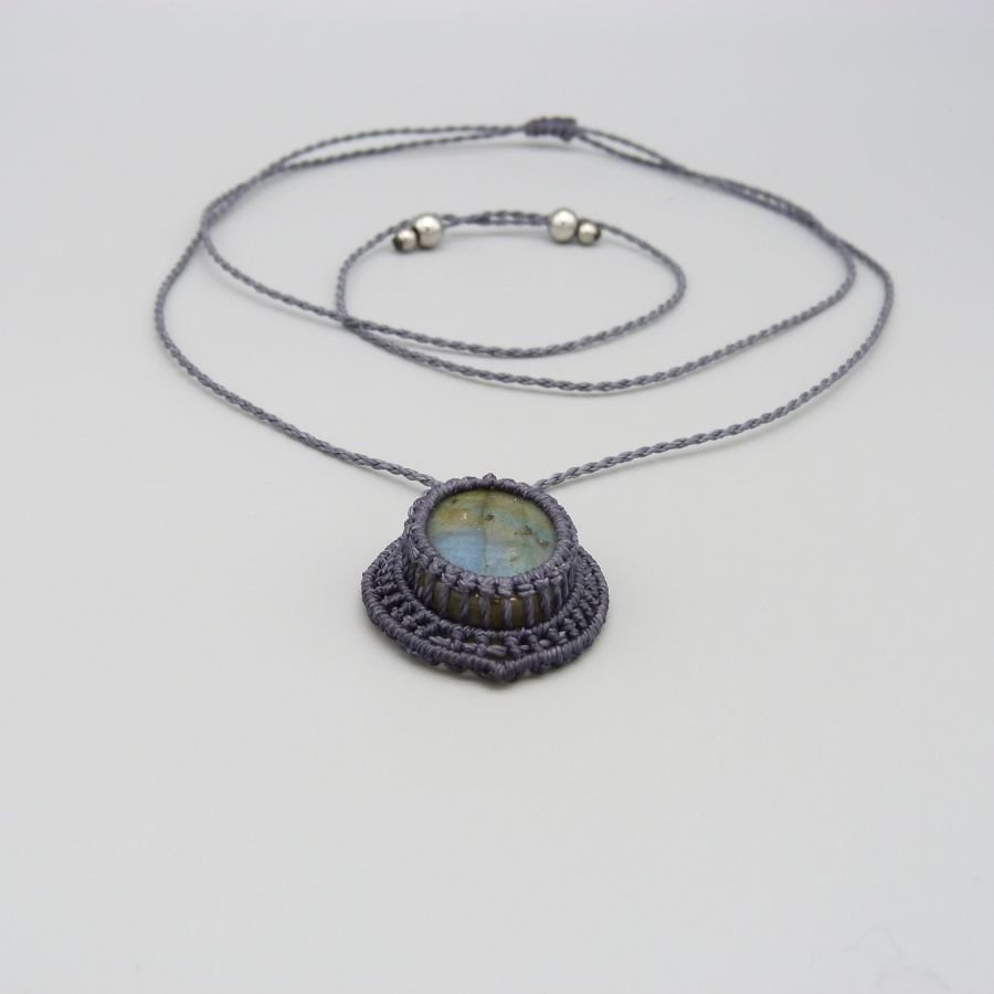 Donkergrijze micro-macramé ketting met een prachtige labradoriet