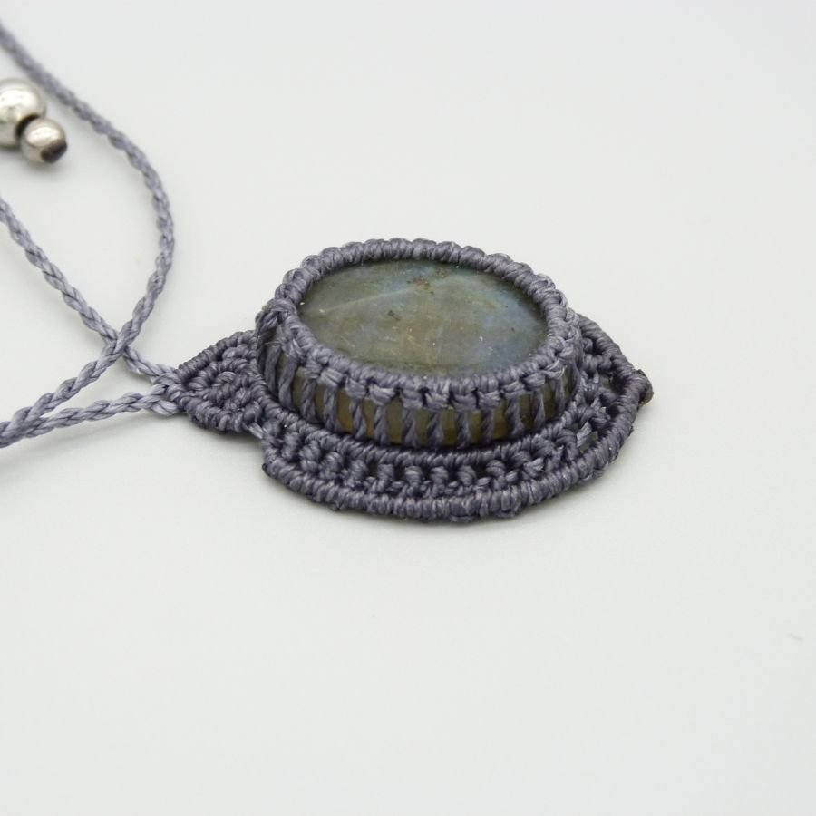 Donkergrijze micro-macramé ketting met een prachtige labradoriet
