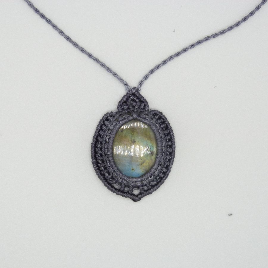 Donkergrijze micro-macramé ketting met een prachtige labradoriet