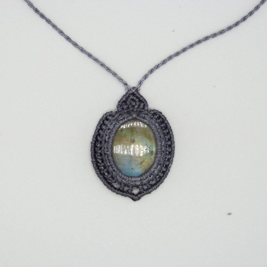 Donkergrijze micro-macramé ketting met een prachtige labradoriet