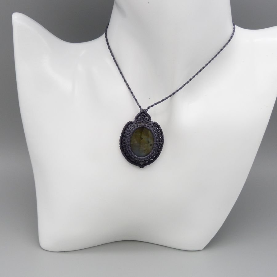 Donkergrijze micro-macramé ketting met een prachtige labradoriet