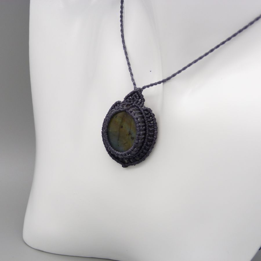 Donkergrijze micro-macramé ketting met een prachtige labradoriet