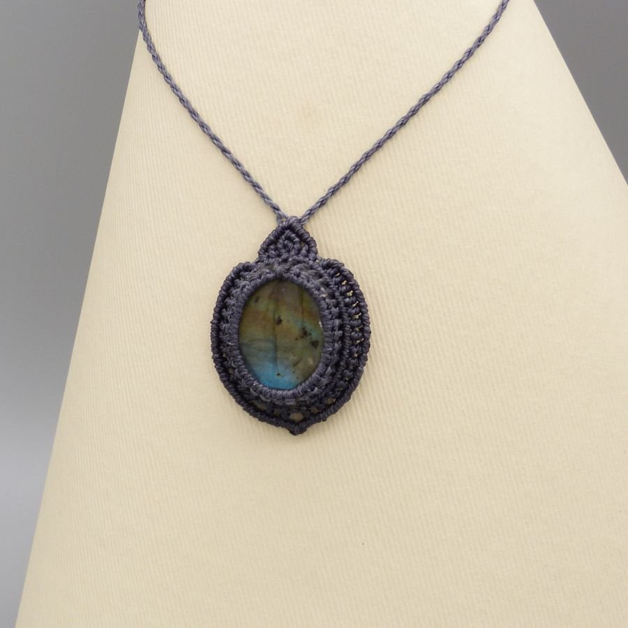 Donkergrijze micro-macramé ketting met een prachtige labradoriet