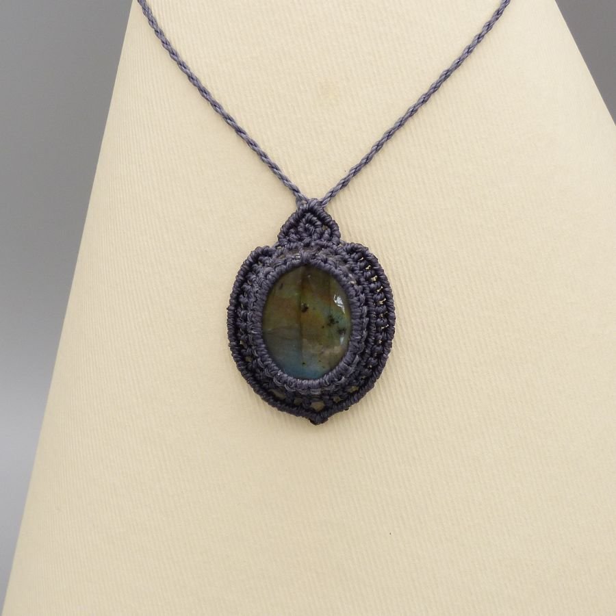 Donkergrijze micro-macramé ketting met een prachtige labradoriet