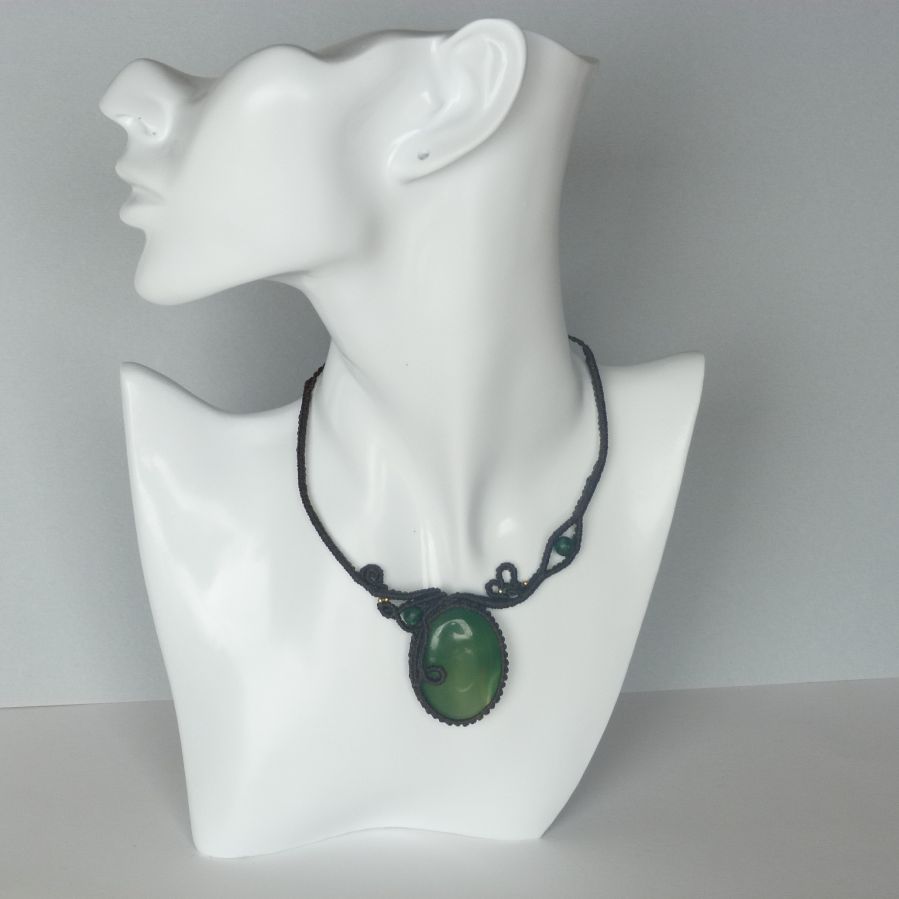 Chocoladebruine micro-macramé ketting met een groene edelsteen