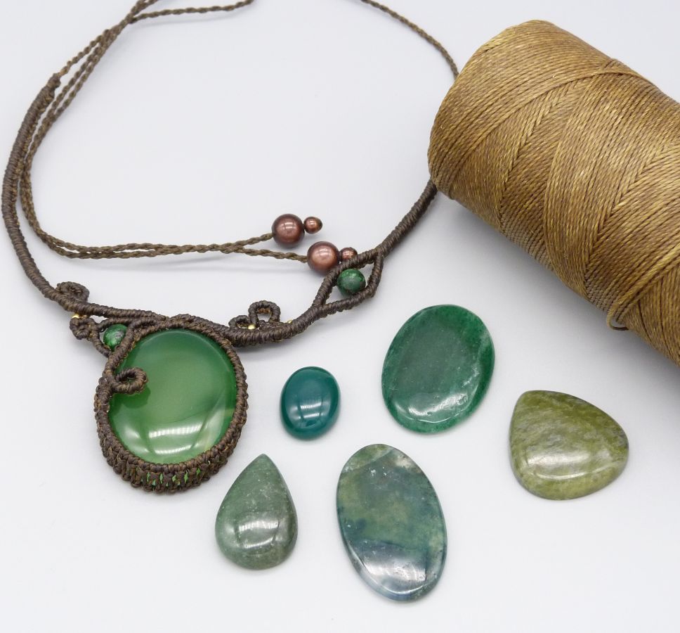 Chocoladebruine micro-macramé ketting met een groene edelsteen