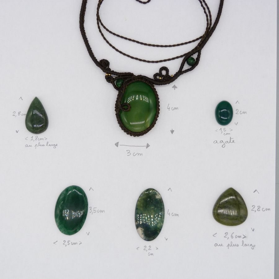 Chocoladebruine micro-macramé ketting met een groene edelsteen
