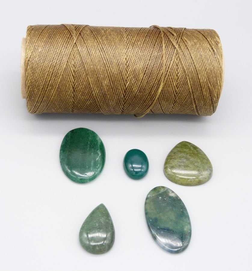 Chocoladebruine micro-macramé ketting met een groene edelsteen