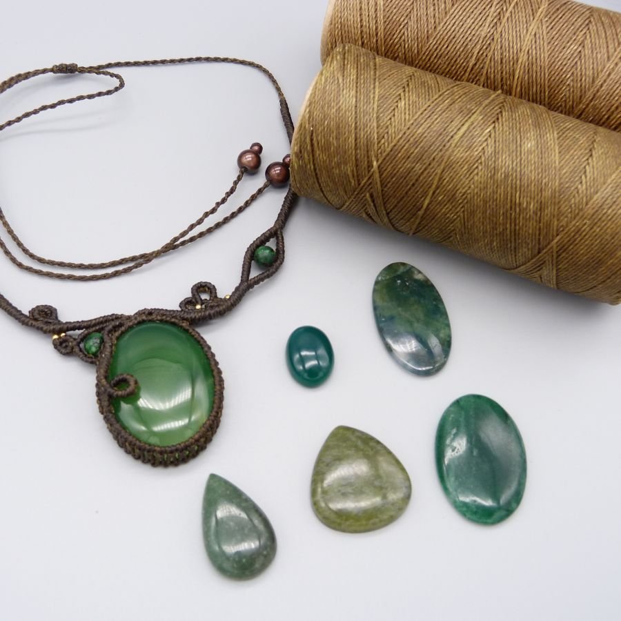 Chocoladebruine micro-macramé ketting met een groene edelsteen