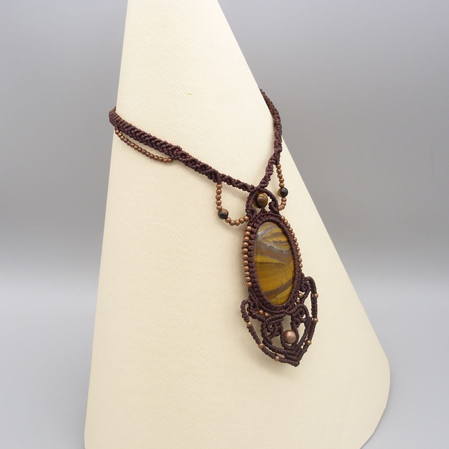 Bruin micro-macramé collier met een tijgeroog cabochon