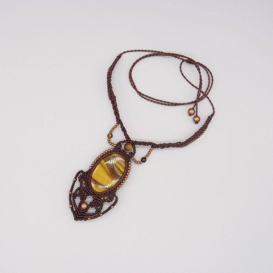 Bruin micro-macramé collier met een tijgeroog cabochon