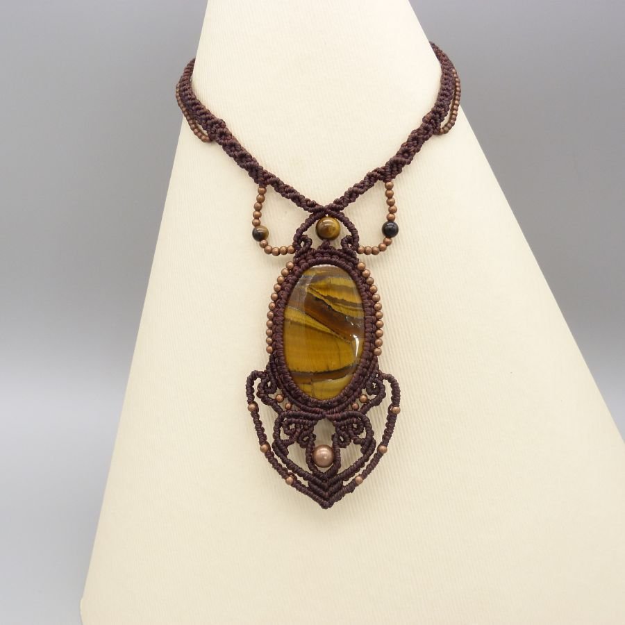 Bruin micro-macramé collier met een tijgeroog cabochon