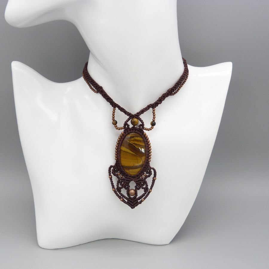 Bruin micro-macramé collier met een tijgeroog cabochon