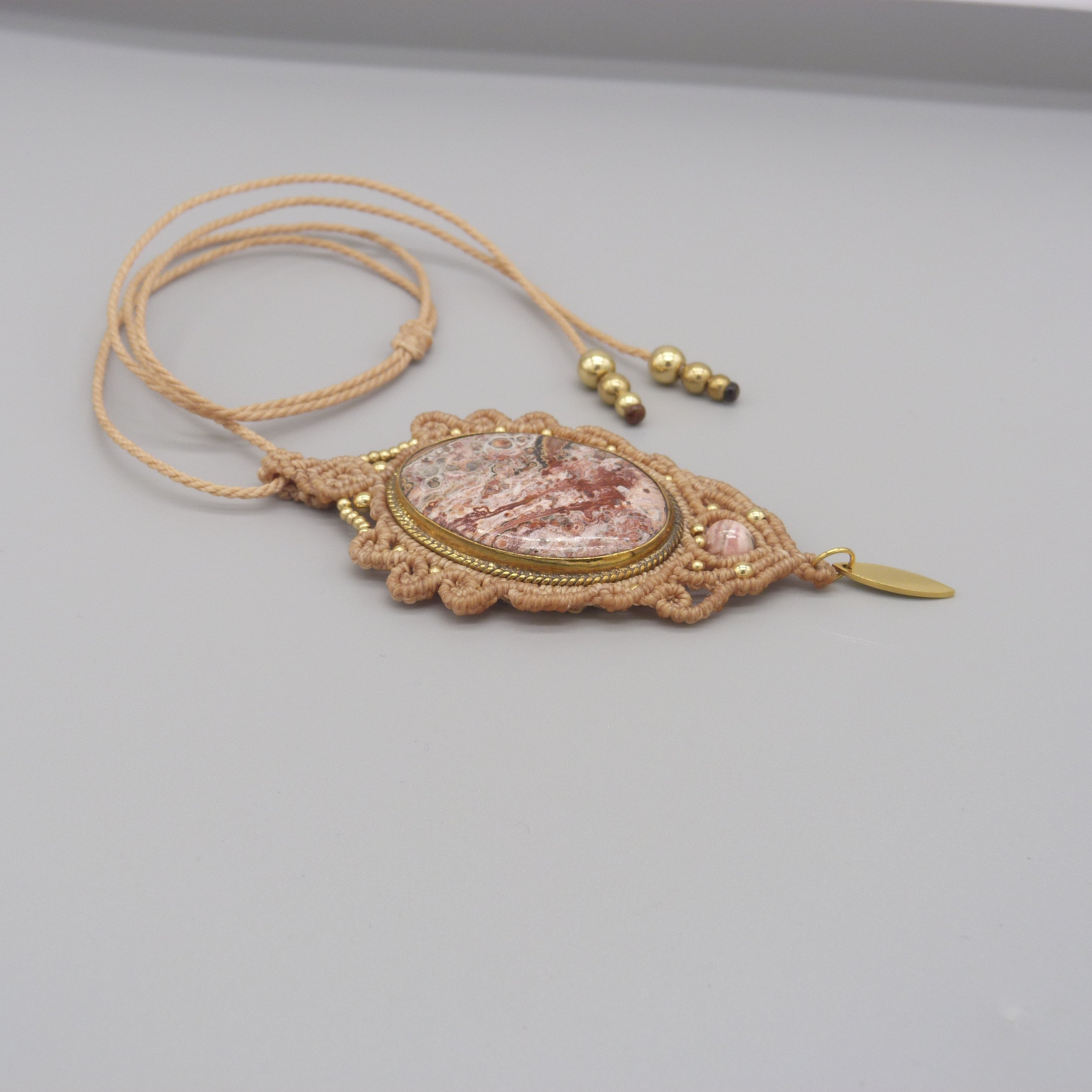 Lichtgrijze micro-macram&eacute; ketting met een natuursteen, de dendriet