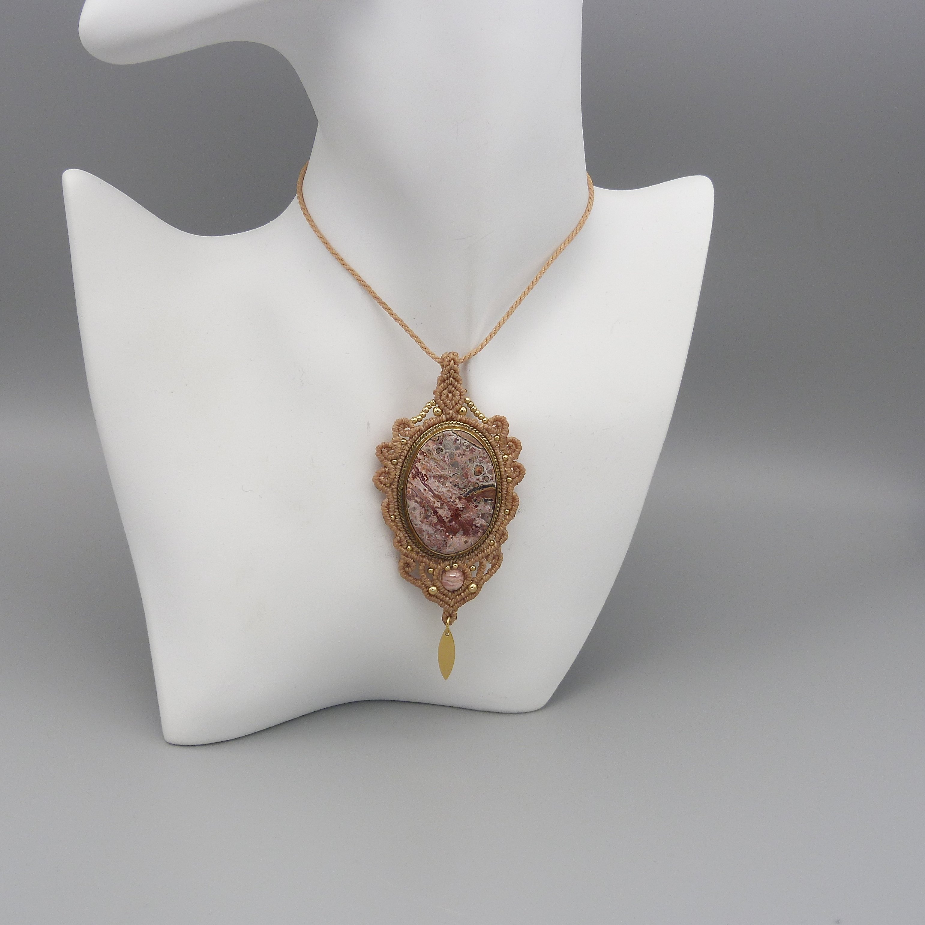 Lichtgrijze micro-macram&eacute; ketting met een natuursteen, de dendriet