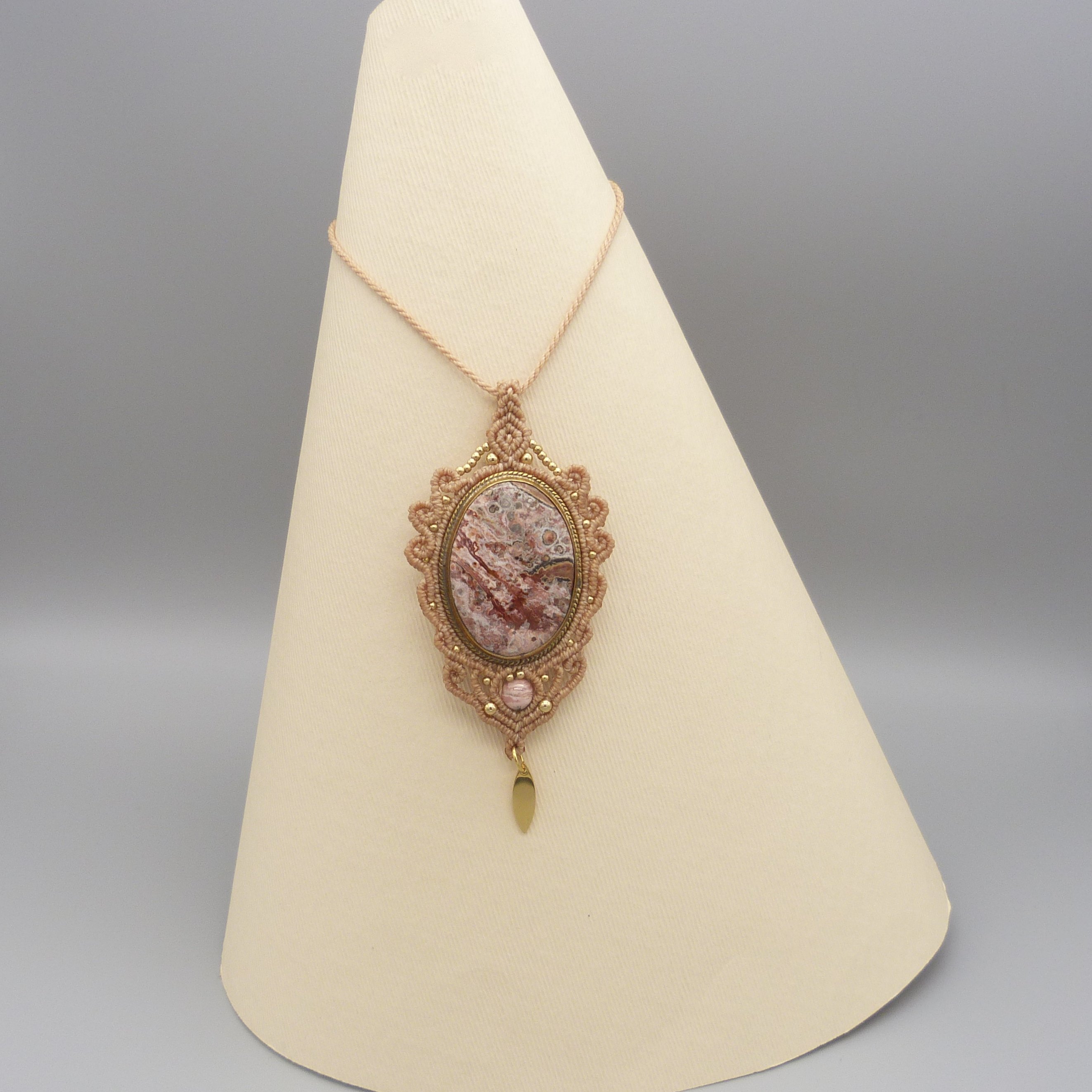 Lichtgrijze micro-macram&eacute; ketting met een natuursteen, de dendriet