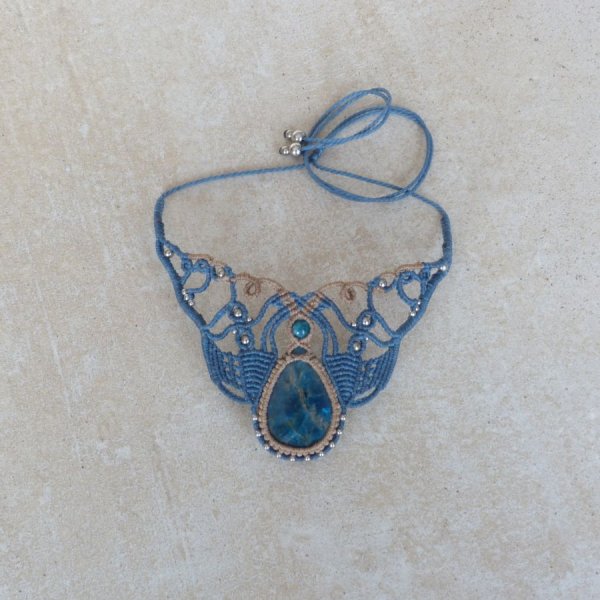 beige eend blauwe micro-macram&eacute; ketting met een apatiet