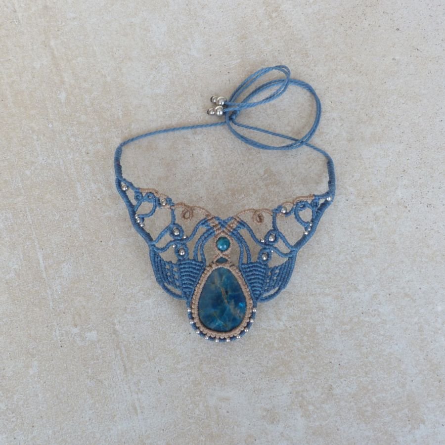 beige eend blauwe micro-macramé ketting met een apatiet