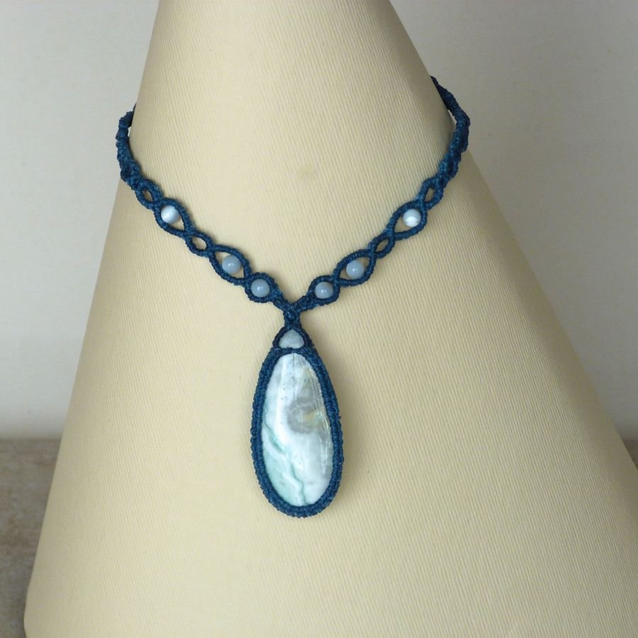 eend blauwe micro-macramé ketting met larsoniet jaspis