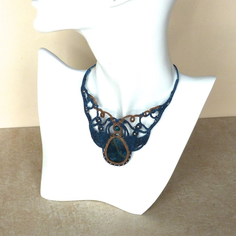 beige eend blauwe micro-macramé ketting met een apatiet