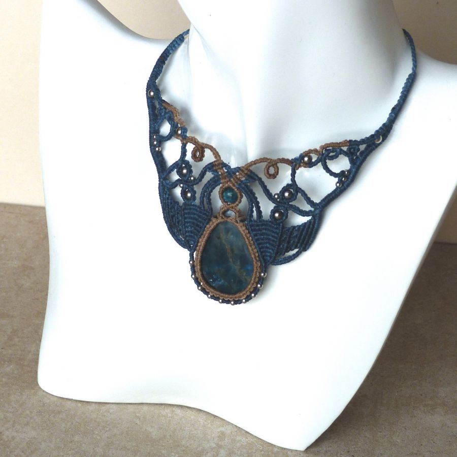 beige eend blauwe micro-macramé ketting met een apatiet