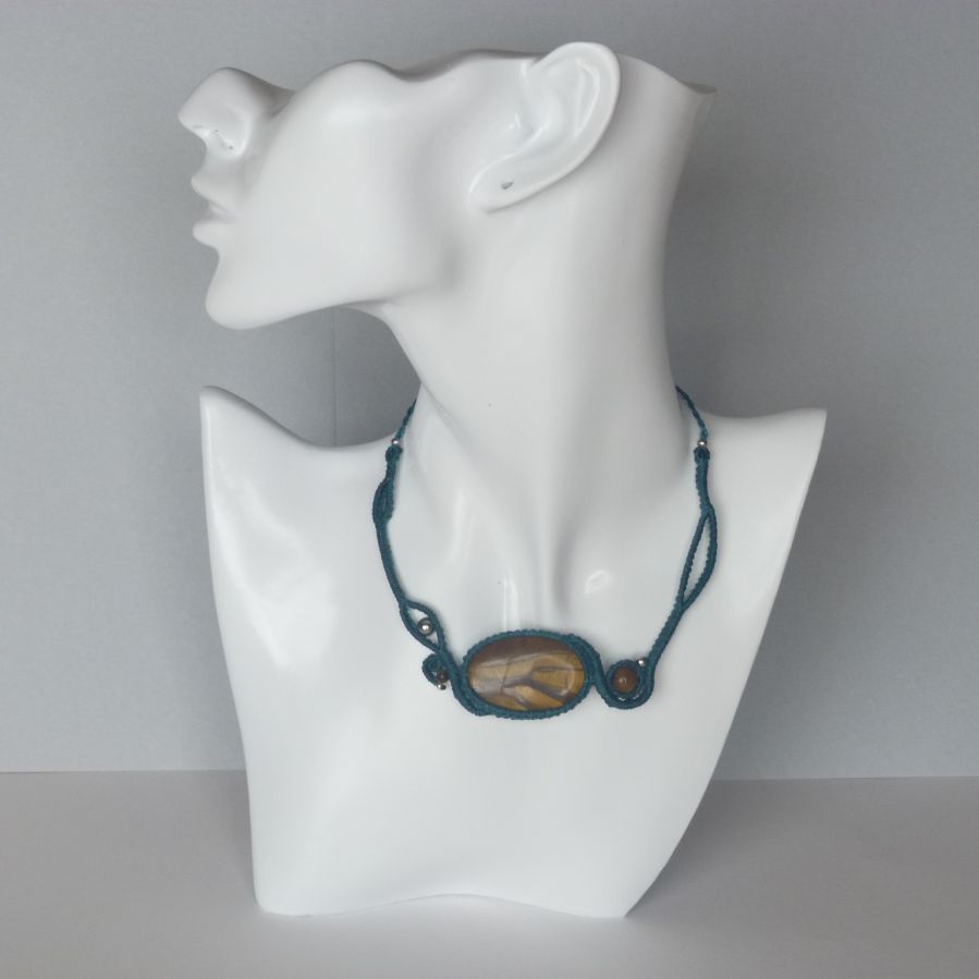 Eend blauwe micro-macramé ketting met een natuursteen, het tijgeroog