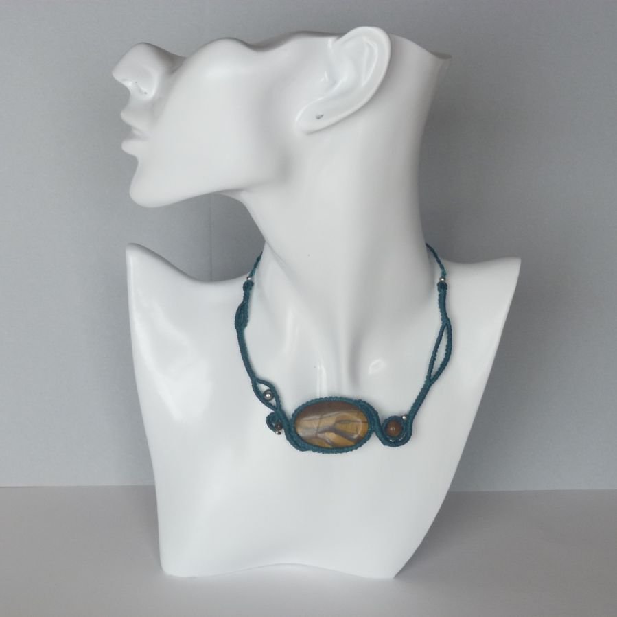 Eend blauwe micro-macramé ketting met een natuursteen, het tijgeroog