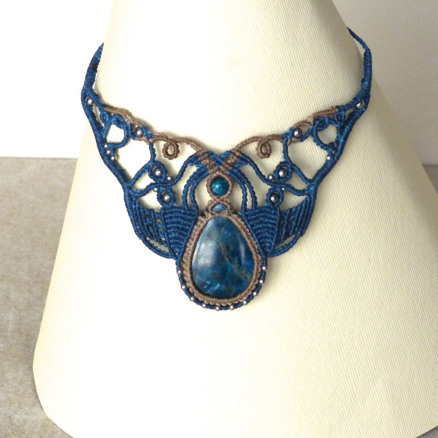 beige eend blauwe micro-macramé ketting met een apatiet