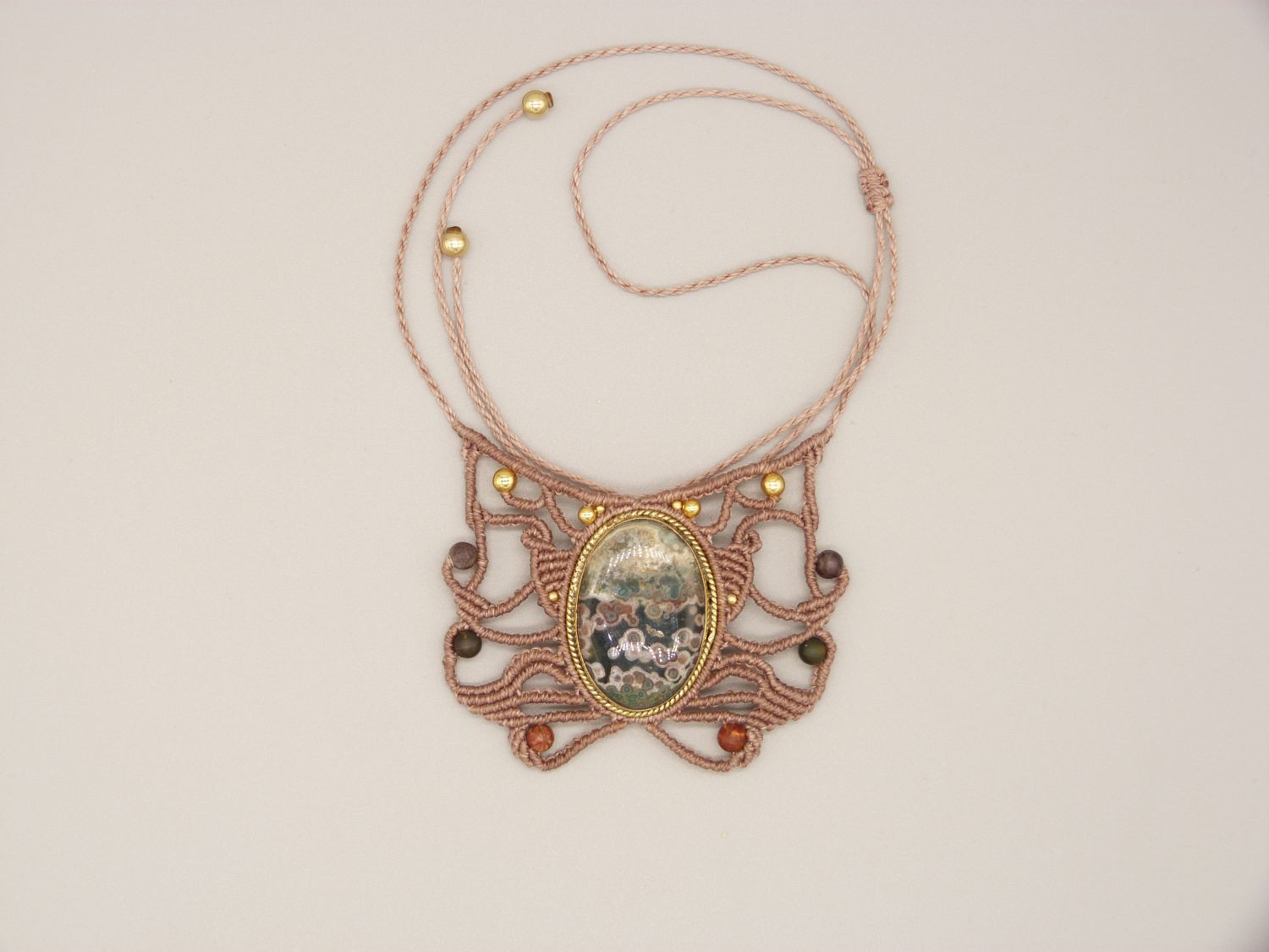Taupekleurige micro-macramé ketting met een jaspis
