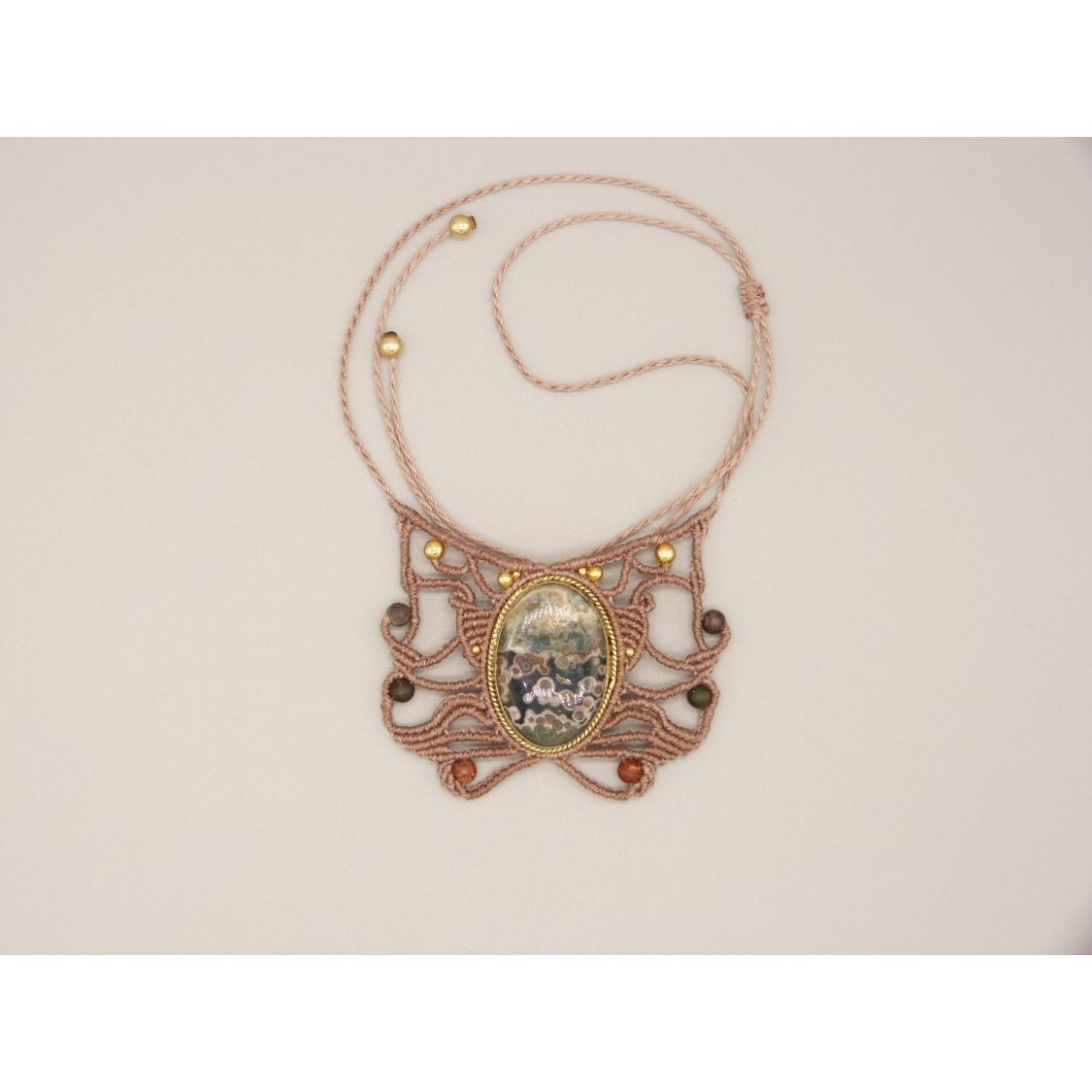 Taupekleurige micro-macramé ketting met een jaspis