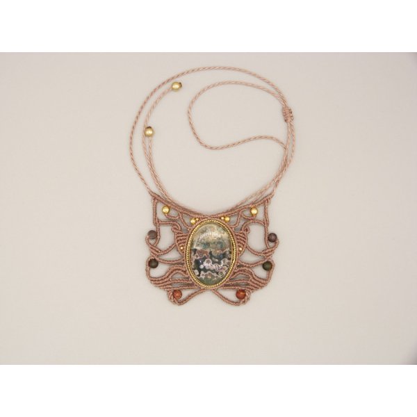 Taupekleurige micro-macram&eacute; ketting met een jaspis