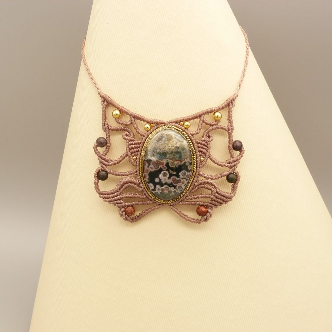 Taupekleurige micro-macramé ketting met een jaspis