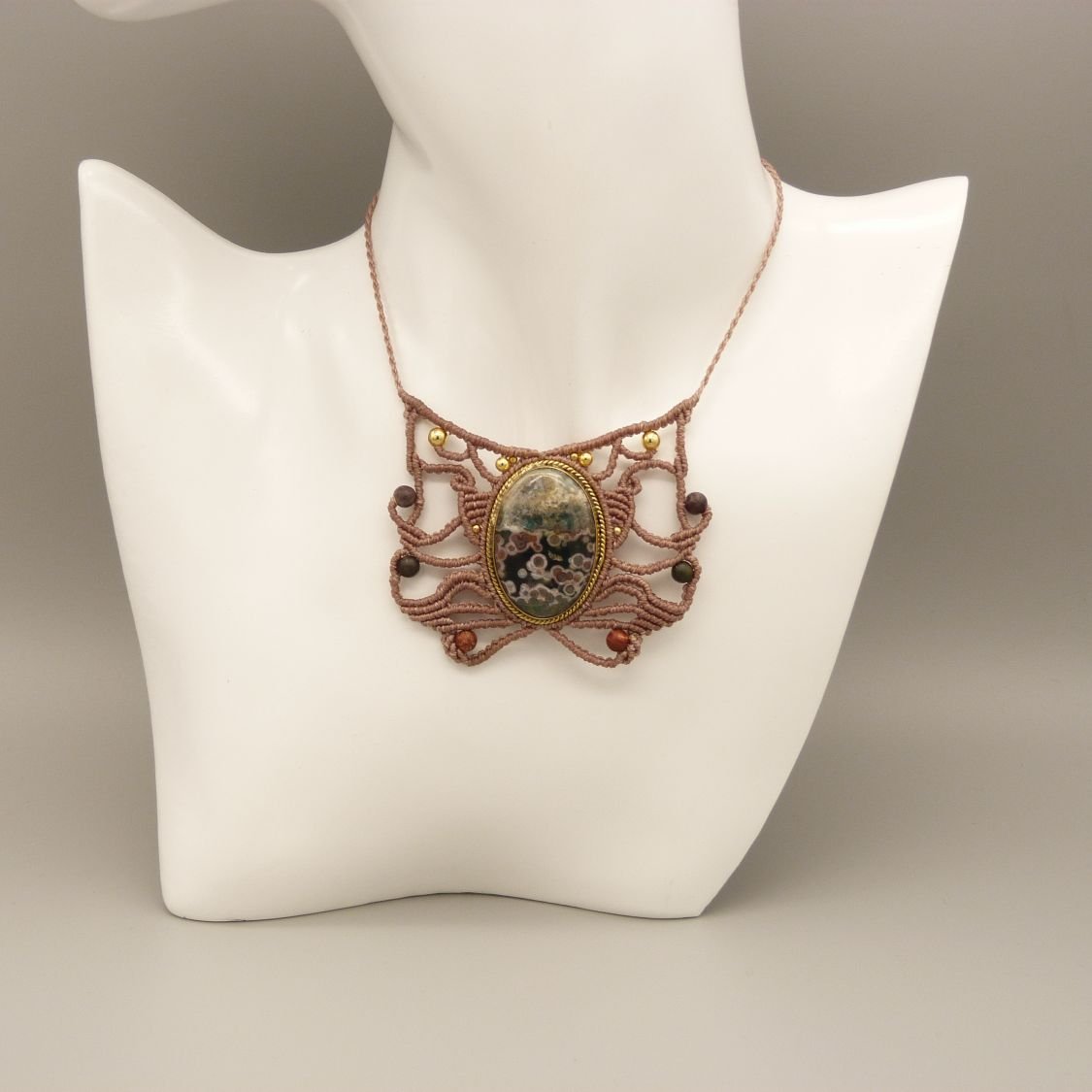 Taupekleurige micro-macramé ketting met een jaspis