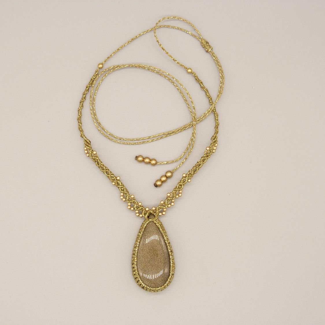Gouden micro-macramé ketting met gouden obsidiaan 