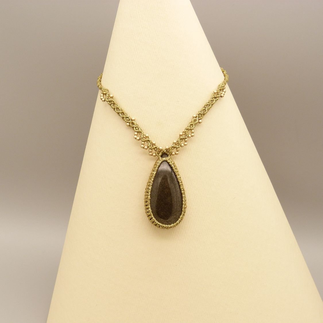 Gouden micro-macramé ketting met gouden obsidiaan 