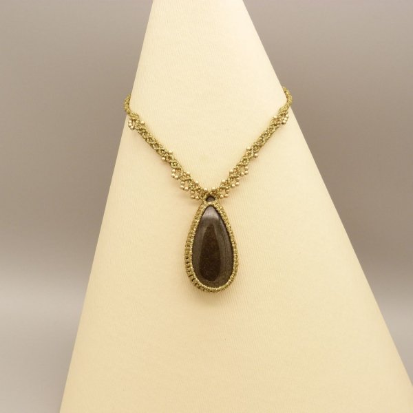 Gouden micro-macram&eacute; ketting met gouden obsidiaan 