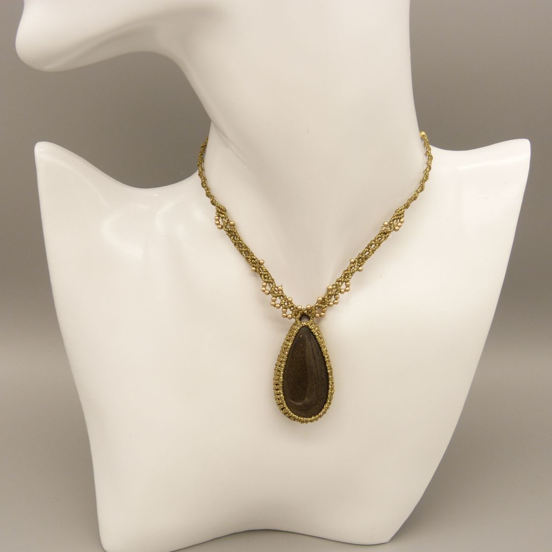 Gouden micro-macramé ketting met gouden obsidiaan 
