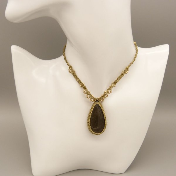 Gouden micro-macram&eacute; ketting met gouden obsidiaan 