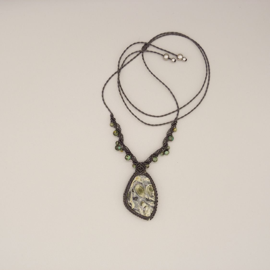 Ketting in donkergrijs micro-macramé met kambaba jaspis