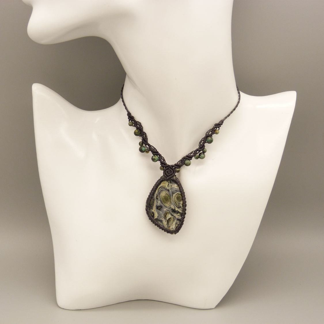 Ketting in donkergrijs micro-macramé met kambaba jaspis