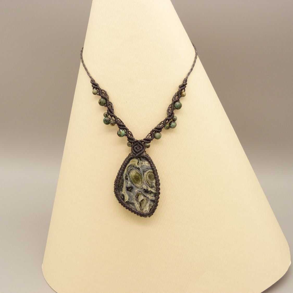 Ketting in donkergrijs micro-macramé met kambaba jaspis