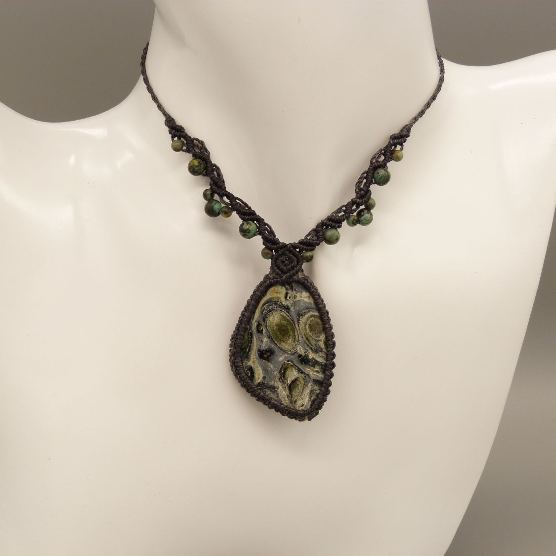 Ketting in donkergrijs micro-macramé met kambaba jaspis