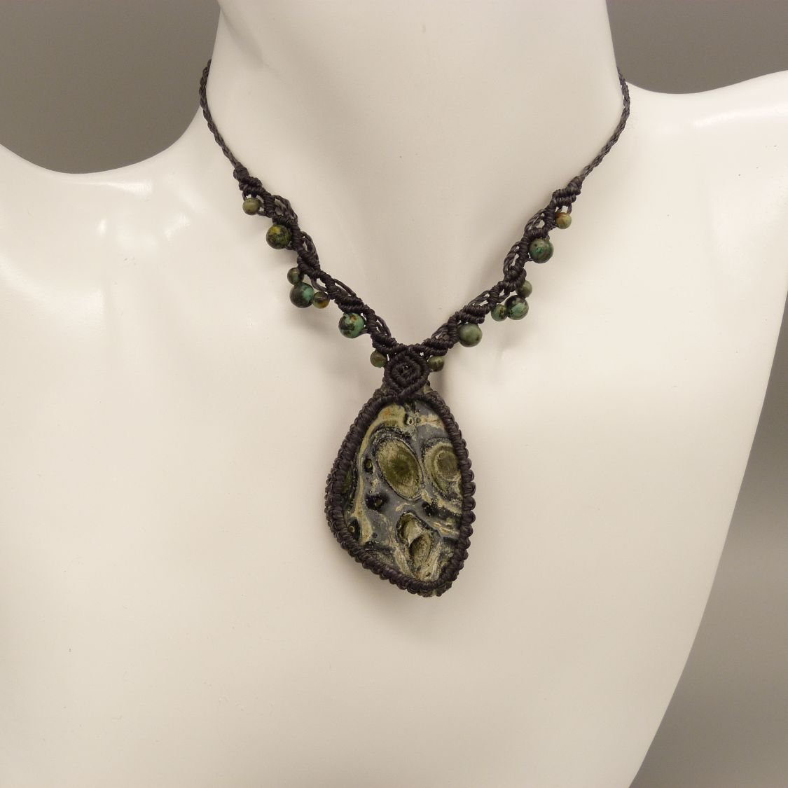 Ketting in donkergrijs micro-macramé met kambaba jaspis