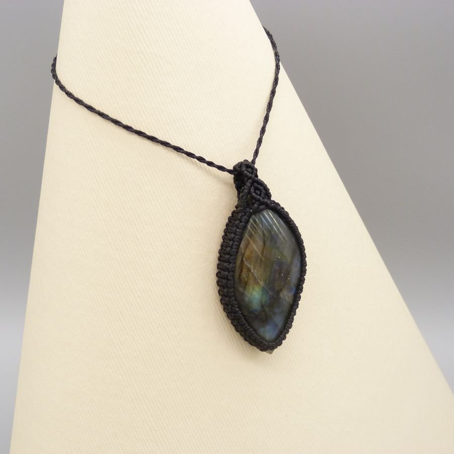 Zwarte micro-macramé ketting met labradoriet 